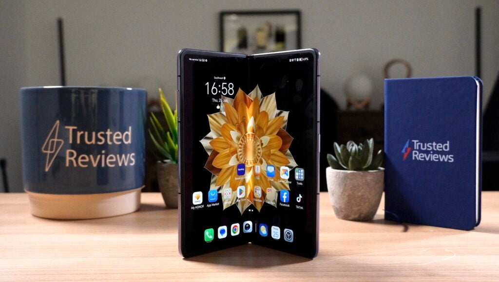 Honor Magic V2 semi-ouvert sur une table