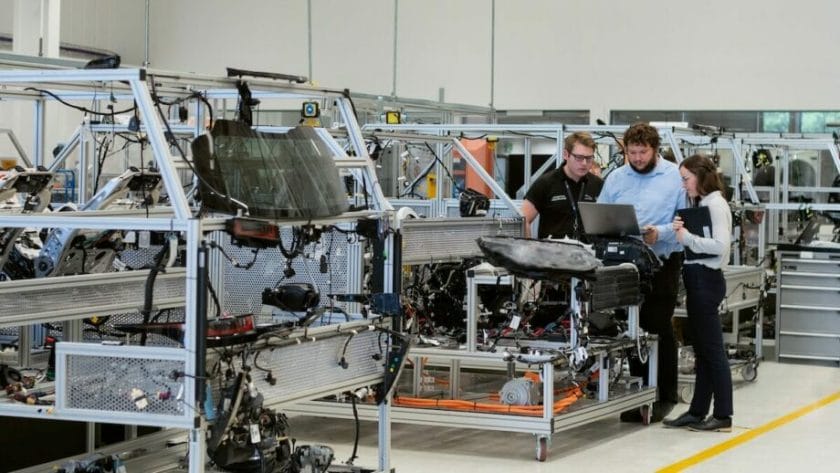 Un groupe de personnes travaillant dans une unité de fabrication d’une usine.