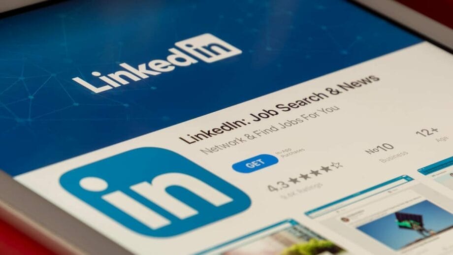 Le logo LinkedIn est affiché sur une tablette.