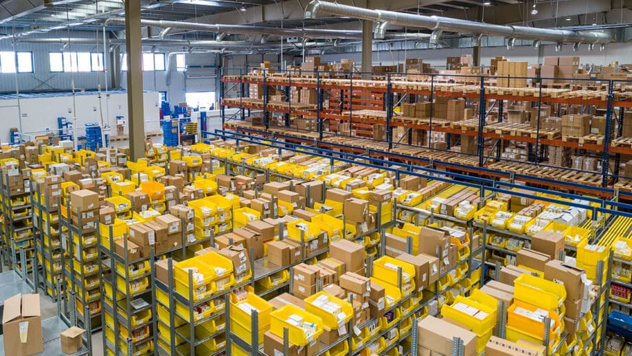 Un entrepôt plein de cartons et de cartons jaunes.