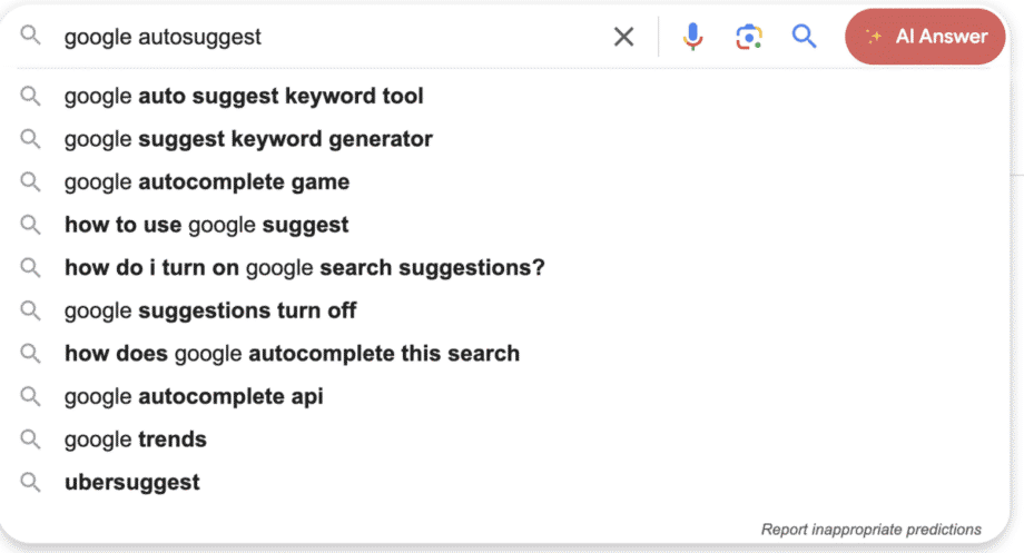 Capture d'écran des résultats de recherche Google pour "google autosuggest", montrant les requêtes de recherche associées telles que l'outil de mots clés, le générateur de mots clés et comment utiliser la suggestion de Google.