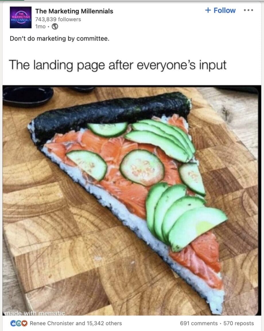 Une tranche de pizza sushi avec du riz, du saumon cru, du concombre et de l'avocat, surmontée d'une lanière d'algues.