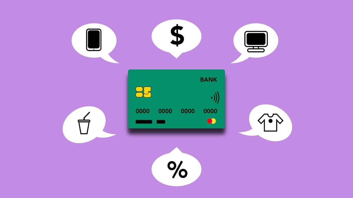 Une carte de crédit entourée d'icônes représentant un smartphone, un signe dollar, un ordinateur, une boisson et des vêtements sur fond violet.