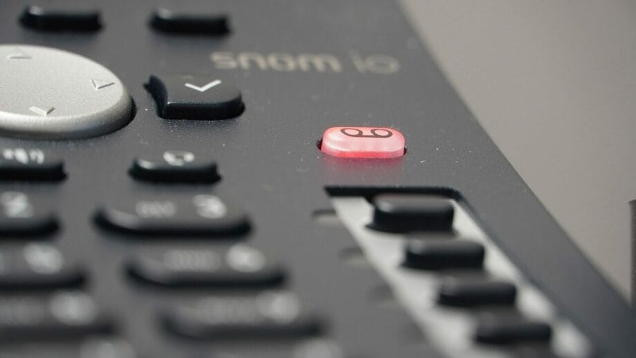 Un gros plan d'un téléphone avec un bouton rouge.