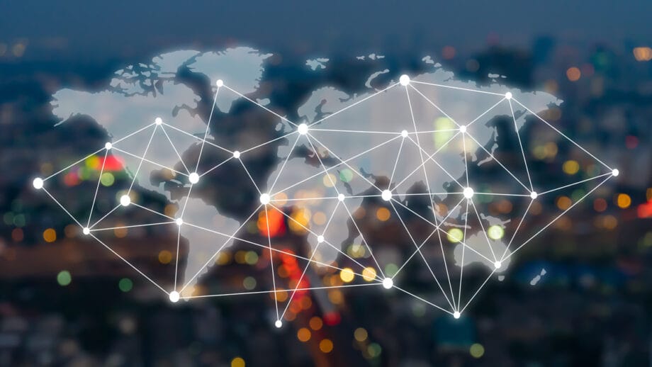 Une carte du monde avec un réseau qui y est connecté.