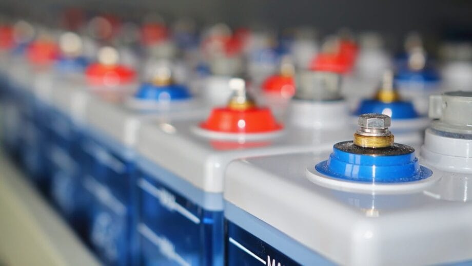 Rangées de batteries avec des terminaux rouges et bleus.