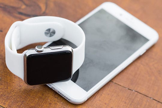 iPhone-iWatch-Smartphone-SmartWatch-Apple-Technology-Fitness