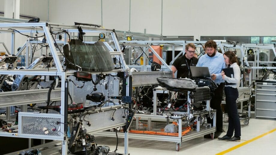 Un groupe de personnes travaillant dans une unité de fabrication d'une usine.