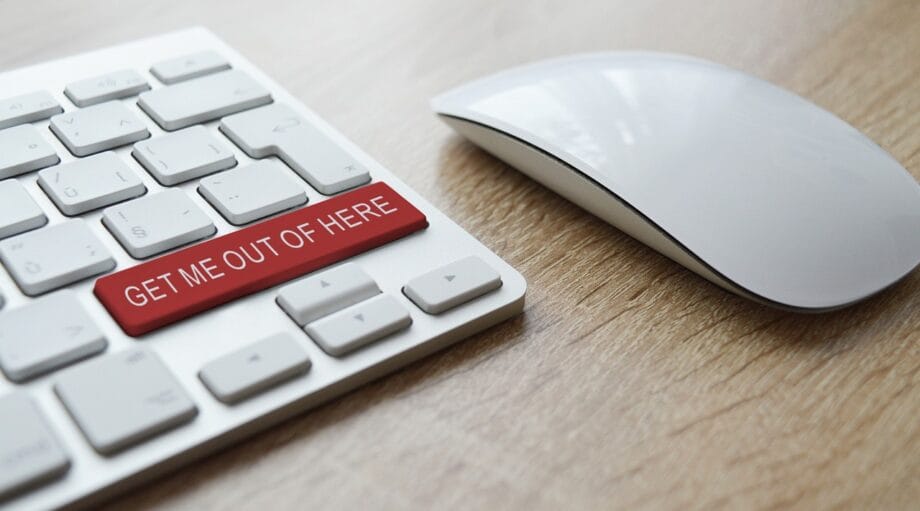Un clavier d'ordinateur avec un bouton rouge qui dit de me sortir d'ici.