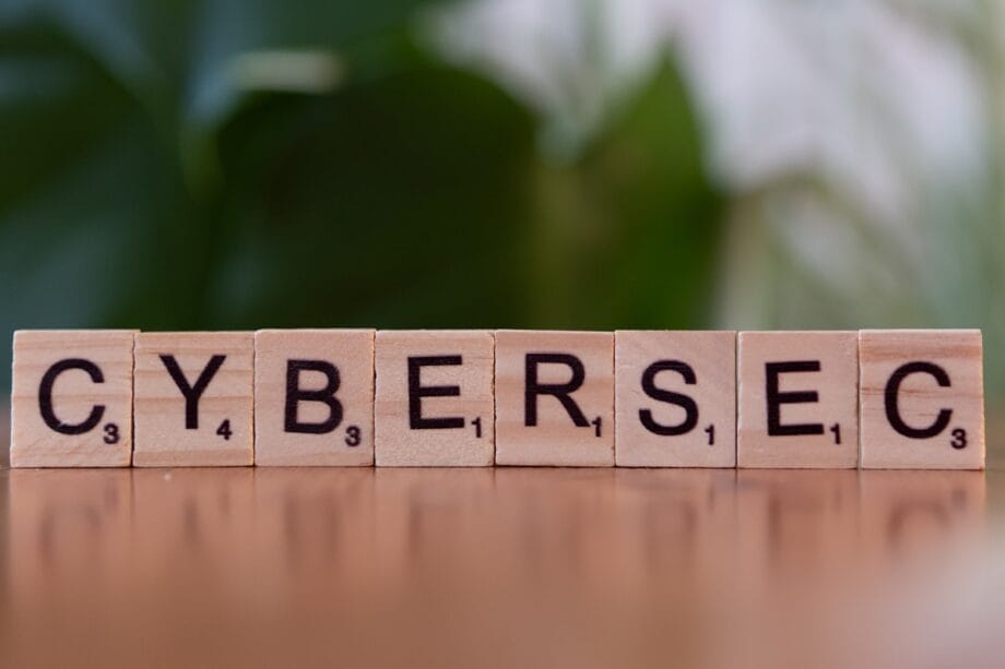 Un bloc de bois orthographe cybersec sur une table