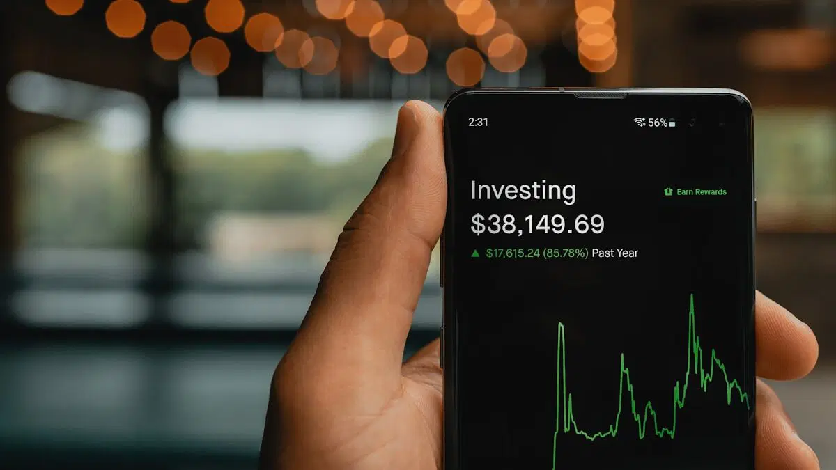 Une main tient un smartphone affichant une application d'investissement avec un solde de 38 149,69 et un graphique de bénéfices vert représentant la mise en œuvre de l'IA dans les services bancaires aux entreprises.