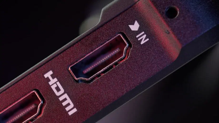 Gros plan d'un port HDMI étiqueté IN sur un appareil électronique, avec des broches de connecteur visibles et un boîtier rouge et noir environnant.