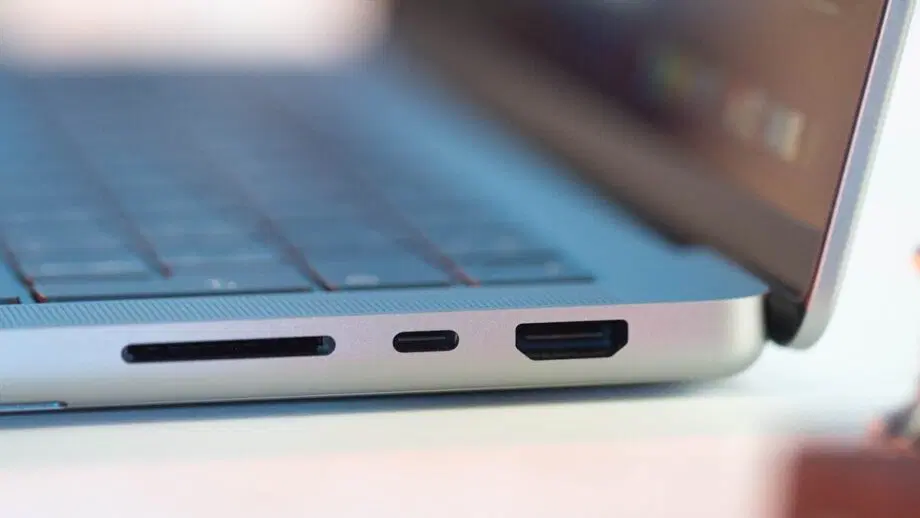 Gros plan sur les ports latéraux d'un ordinateur portable, notamment un emplacement pour carte SD, un port USB-C et un port HDMI.
