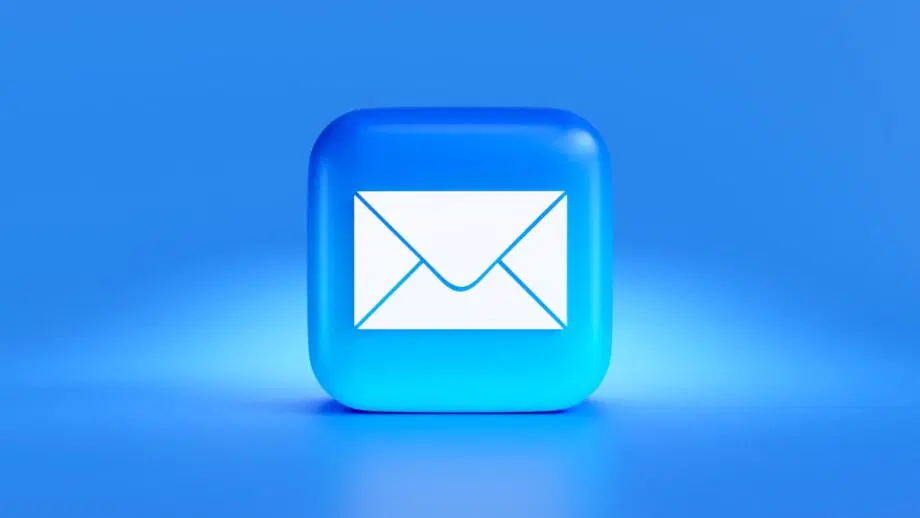 Une icône carrée bleue 3D comportant un symbole d'enveloppe blanche, représentant le courrier électronique, sur fond bleu.