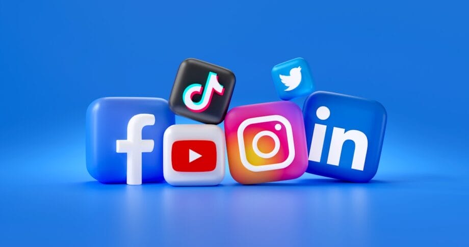 Icônes 3D de Facebook, TikTok, Twitter, YouTube, Instagram et LinkedIn sur fond bleu.