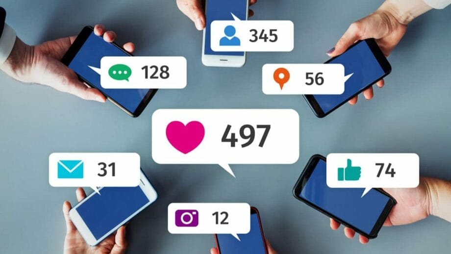 Un groupe de personnes tenant des smartphones avec des icônes de médias sociaux représentant SOCMINT, l'intelligence des médias sociaux.