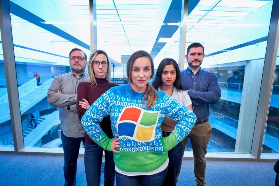 Femme portant un pull Windows bleu debout