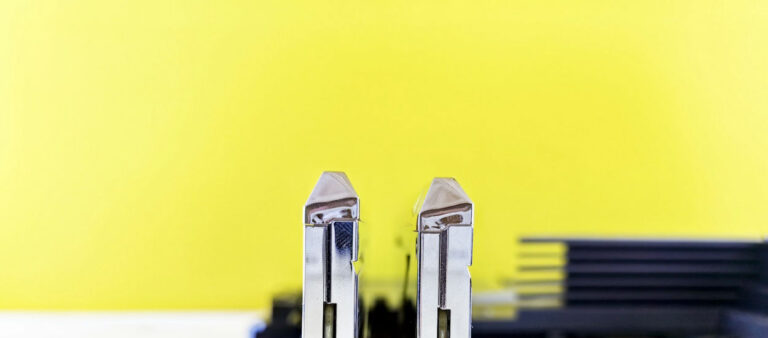 Les prix de la mémoire deviennent fous. Et cet homme fabrique sa propre RAM à la maison