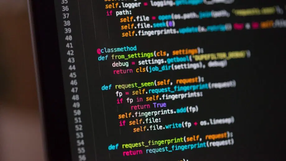 Gros plan d'un écran d'ordinateur affichant du code Python avec des fonctions et une syntaxe mises en évidence dans différentes couleurs.