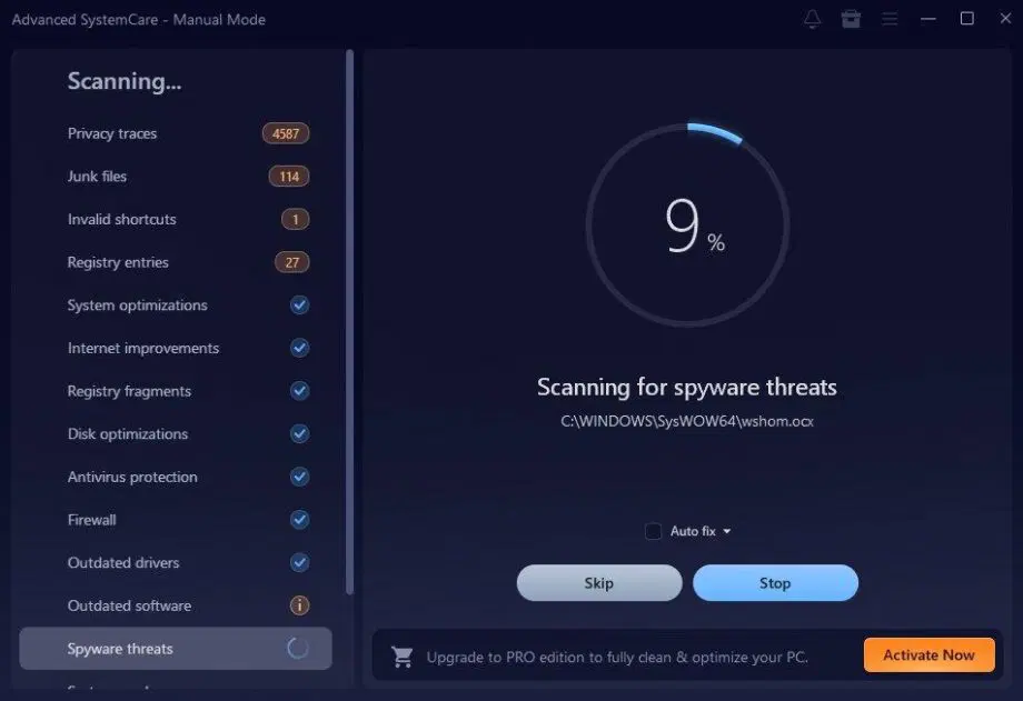 Interface SystemCare avancée affichant 9 progrès dans l'analyse des menaces de logiciels espions, avec les options d'analyse et le nombre de problèmes détectés sur la gauche.