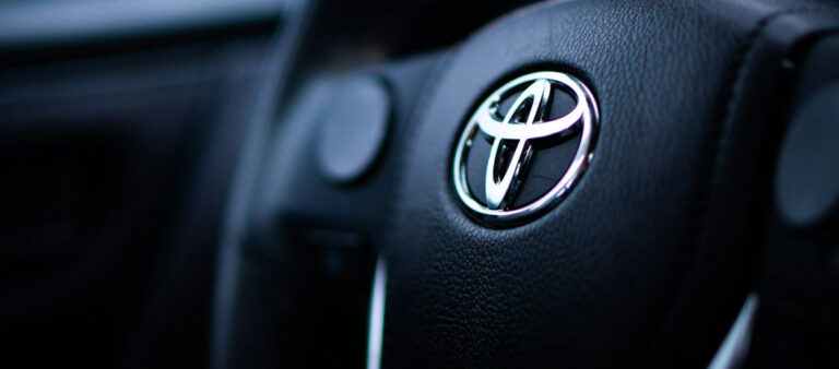 La grande campagne de service de Toyota. Les voitures seront contrôlées… avec un marteau