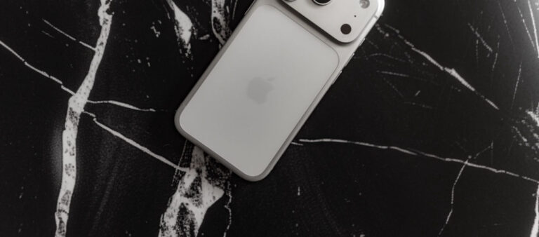 Pourquoi vaut-il la peine de poser le téléphone face vers le bas ? Une simple habitude change plus que vous ne le pensez