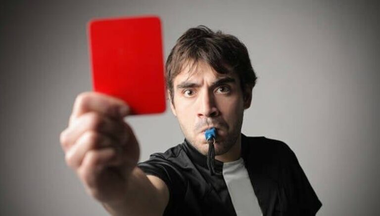 La police des West Midlands reçoit un carton rouge pour le match de football imaginaire de Copilot