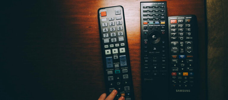 A quoi servent les boutons colorés de la télécommande du téléviseur ? Peu de gens savent