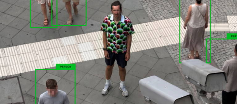Dans ce T-shirt, vous serez « invisible » pour l&rsquo;intelligence artificielle. Droit comme l&rsquo;enfer