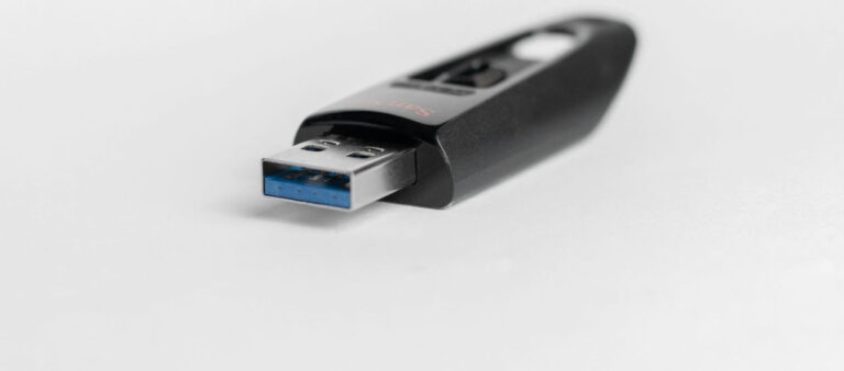 Insérez-vous la clé USB lentement ? Cela pourrait même le rendre beaucoup plus lent !