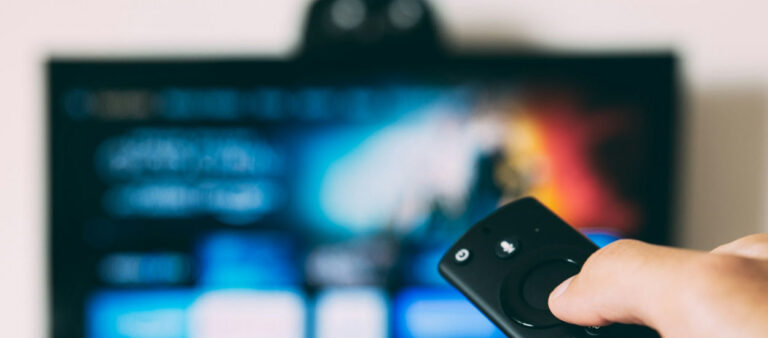 La fonctionnalité cachée de la télécommande de votre téléviseur va changer votre façon de regarder des films