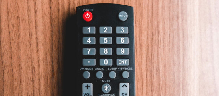 Le point sur la touche 5 de la télécommande du téléviseur : à quoi ça sert concrètement ?