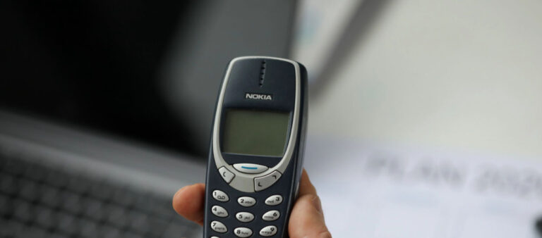 Que retiennent les Polonais de leurs premiers téléphones ? Cette étude évoque la nostalgie