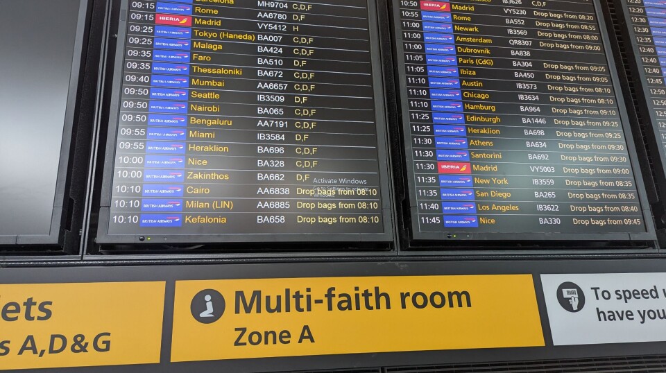 Les panneaux de départ des aéroports affichent les listes de vols au-dessus des panneaux jaunes indiquant une salle multiconfessionnelle et une zone calme.