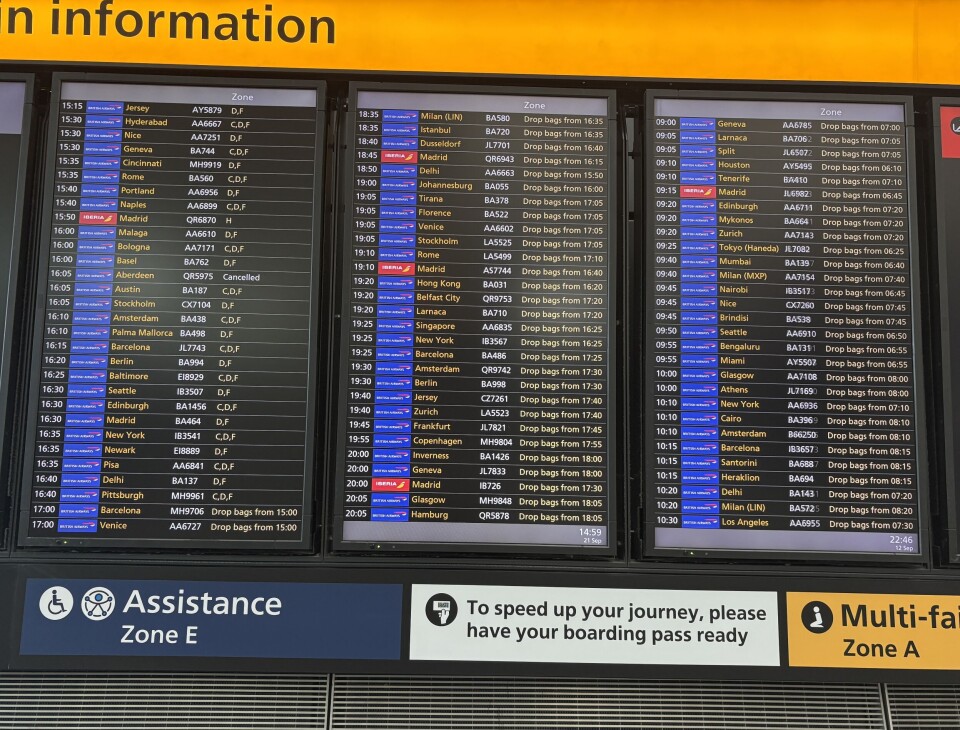 Les écrans de départ de l'aéroport affichent les listes de vols et les avis d'assistance